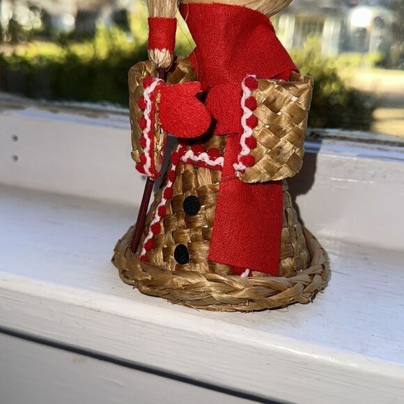 Vintage mid century woven wicker snowman holding a broom with red ear muffs - Picture 3 of 6